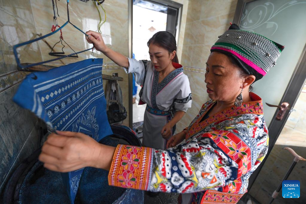 Miao girl makes intangible cultural heritage alive in SW China