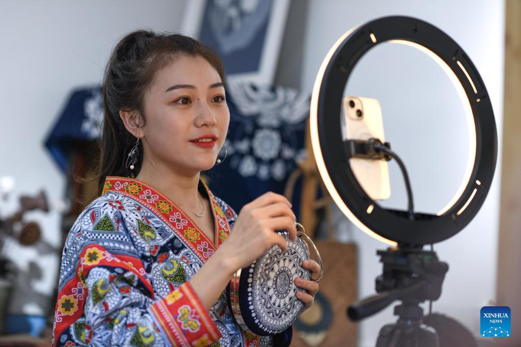 Miao girl makes intangible cultural heritage alive in SW China