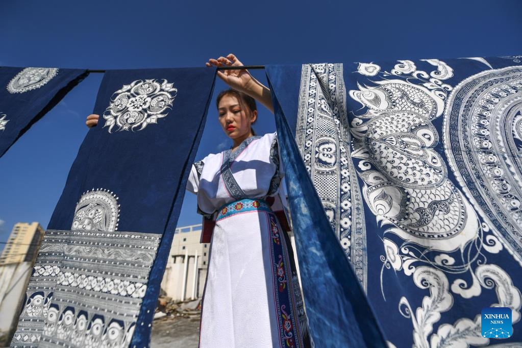 Miao girl makes intangible cultural heritage alive in SW China