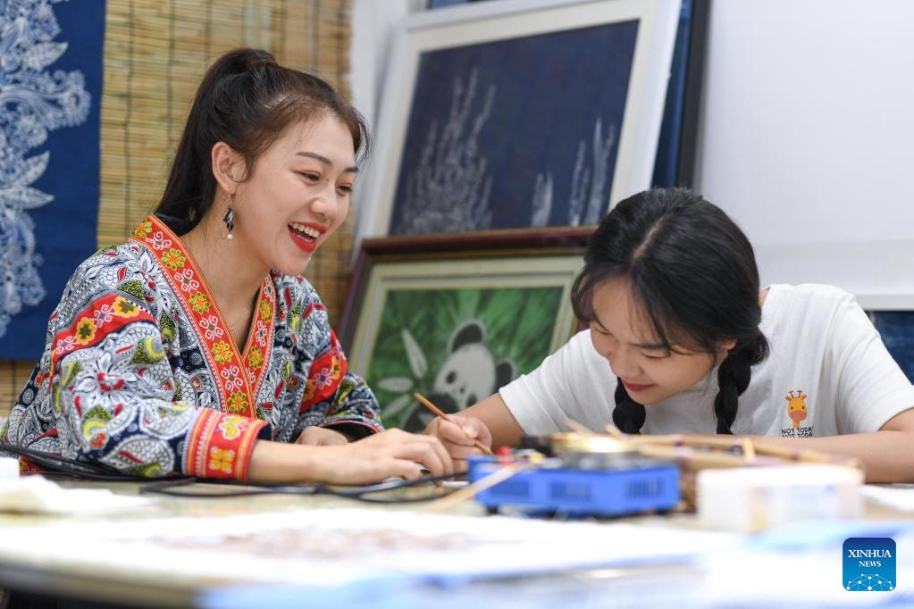 Miao girl makes intangible cultural heritage alive in SW China