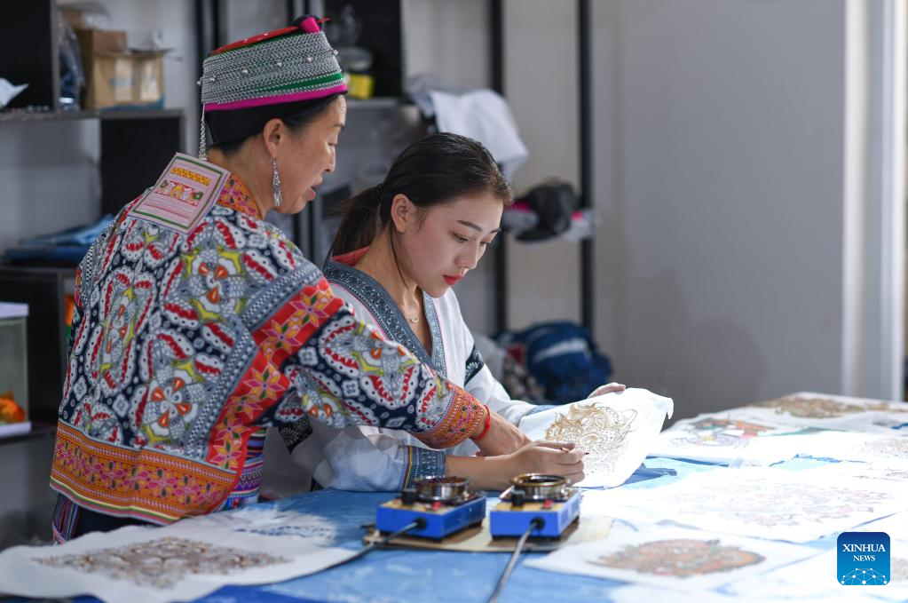 Miao girl makes intangible cultural heritage alive in SW China