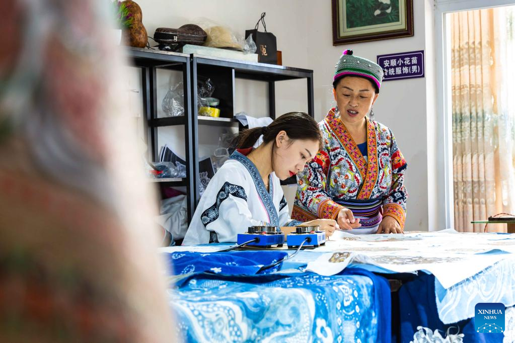 Miao girl makes intangible cultural heritage alive in SW China