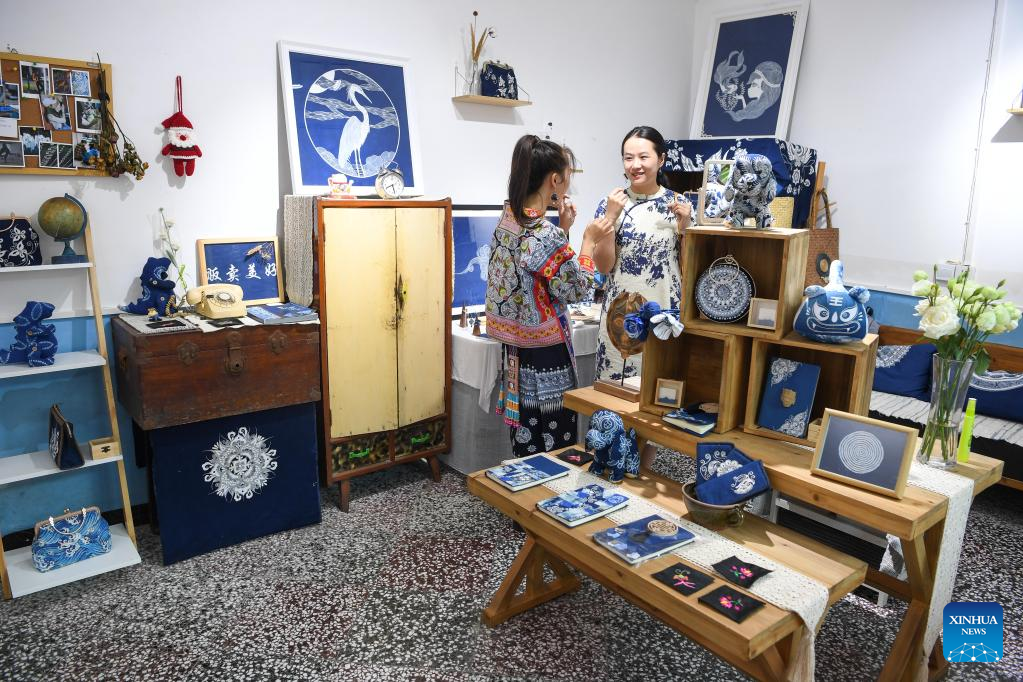 Miao girl makes intangible cultural heritage alive in SW China