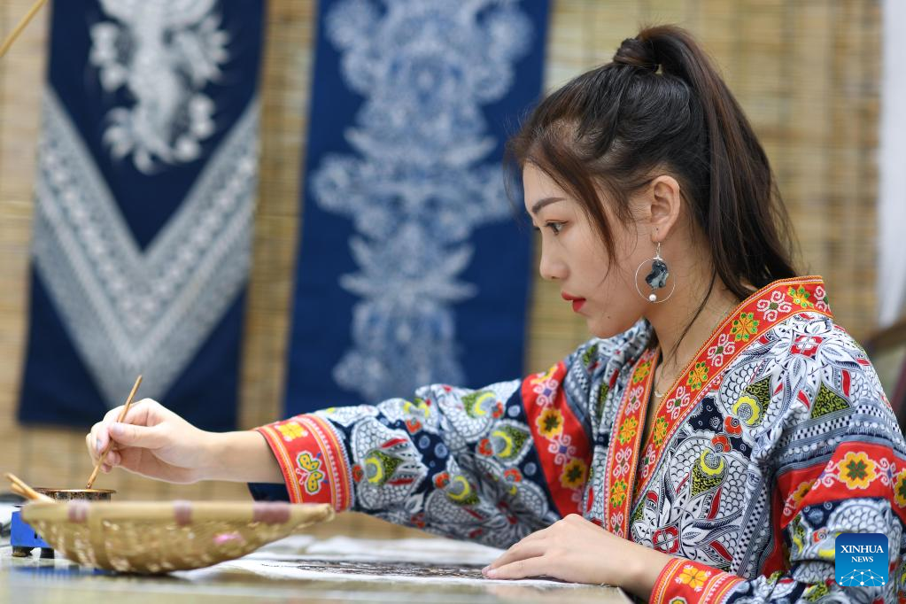 Miao girl makes intangible cultural heritage alive in SW China