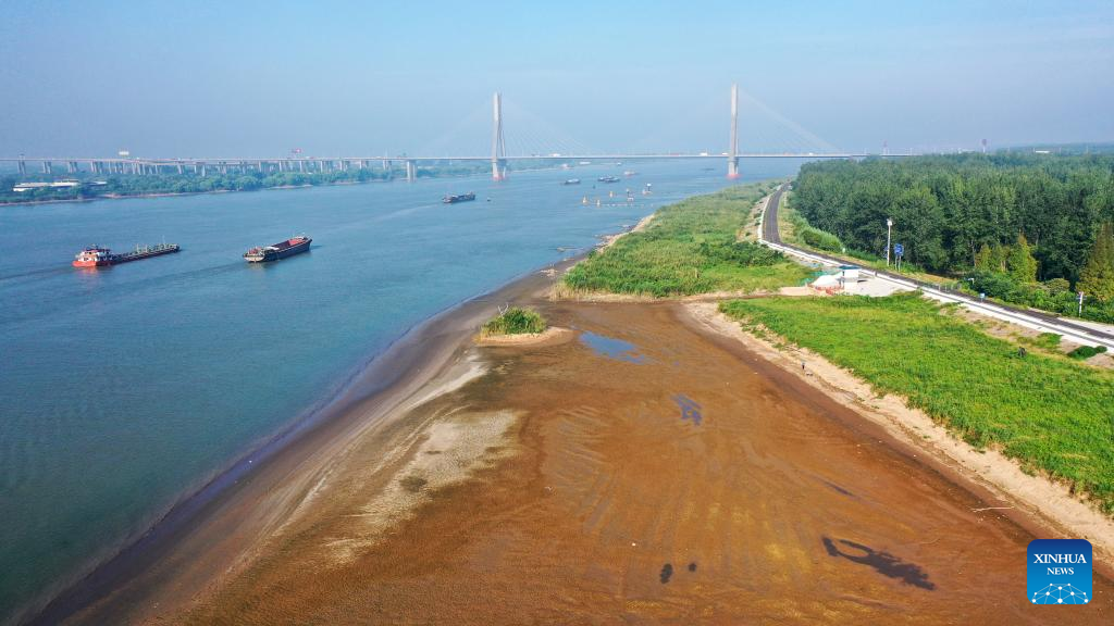 Yangzhou section of Yangtze River sees decrease of water level