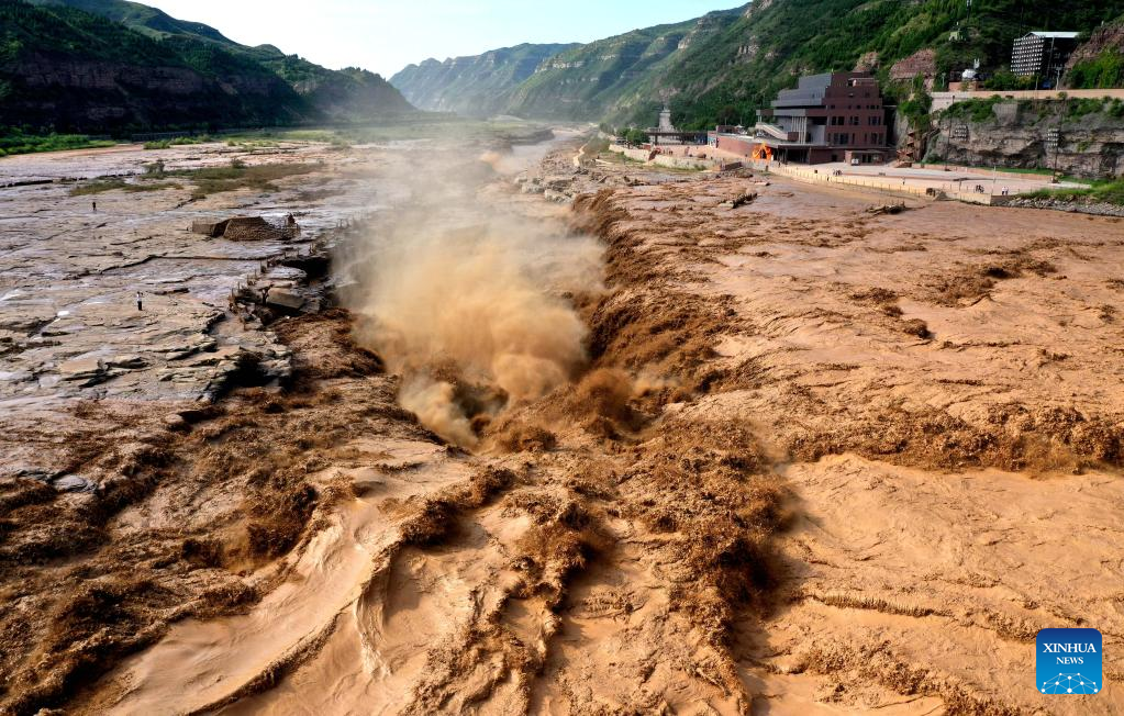 Hukou Waterfall scenic spot temporarily closed due to flood