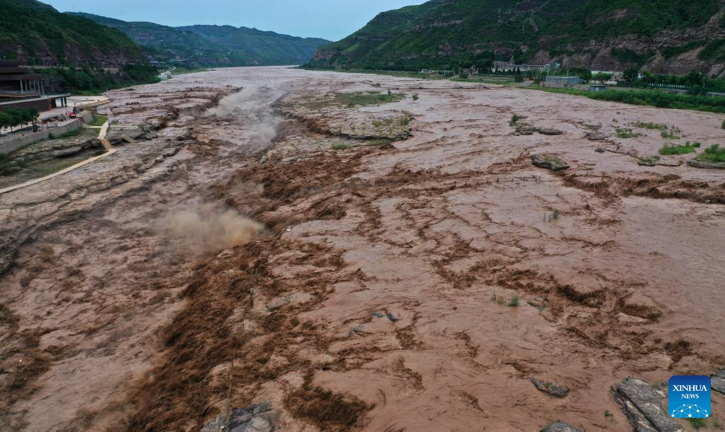Hukou Waterfall scenic spot temporarily closed due to flood