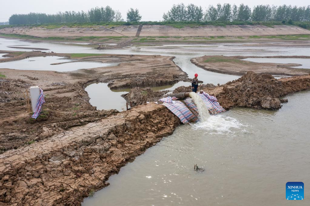 Locals channel water from Yangtze River into farmland amid drought in east China