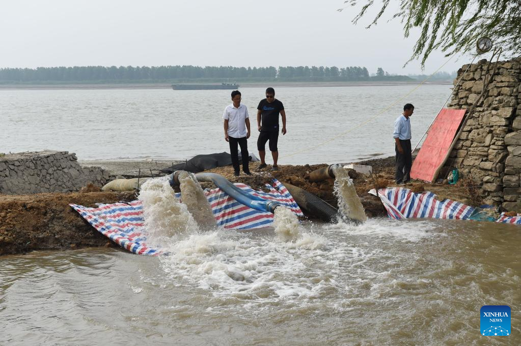 Locals channel water from Yangtze River into farmland amid drought in east China