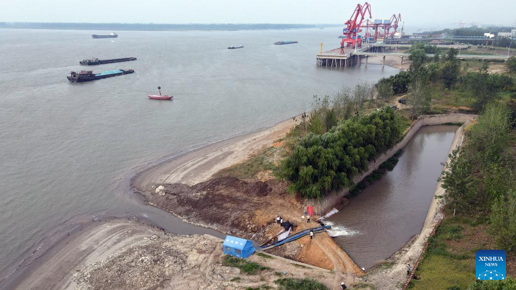 Locals channel water from Yangtze River into farmland amid drought in east China