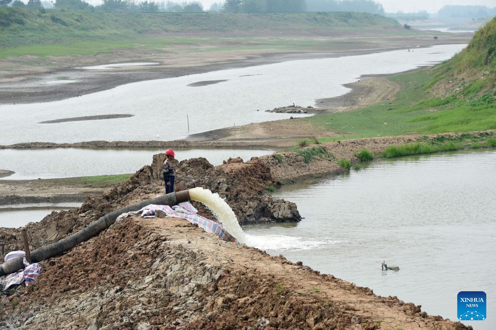 Locals channel water from Yangtze River into farmland amid drought in east China