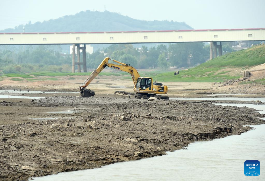 Locals channel water from Yangtze River into farmland amid drought in east China