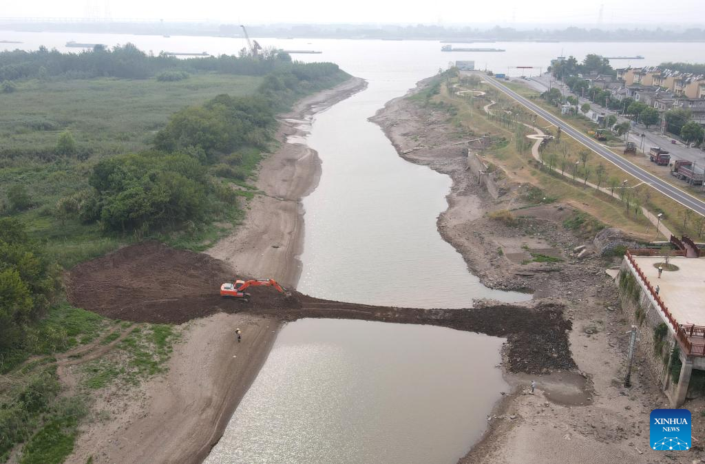 Locals channel water from Yangtze River into farmland amid drought in east China