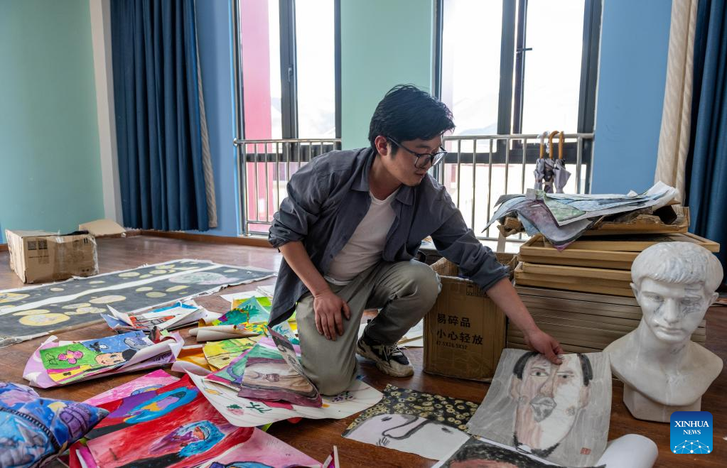Feature: Volunteer teacher helps students in Tibet pursue art dream
