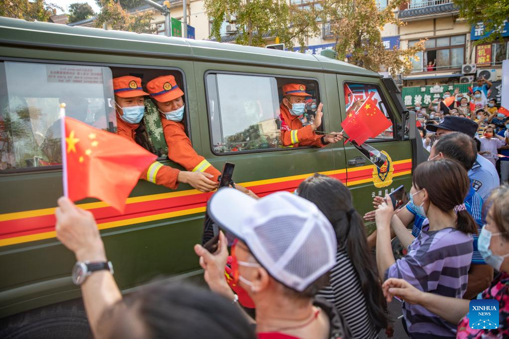 Residents in Chongqing see off firefighters from Yunnan