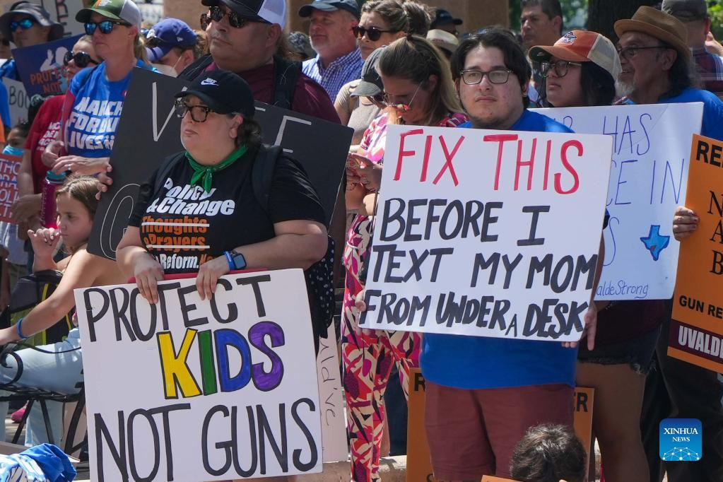 Uvalde parents, hundreds gather to seek age raise for AR-15 sales in U.S. Texas