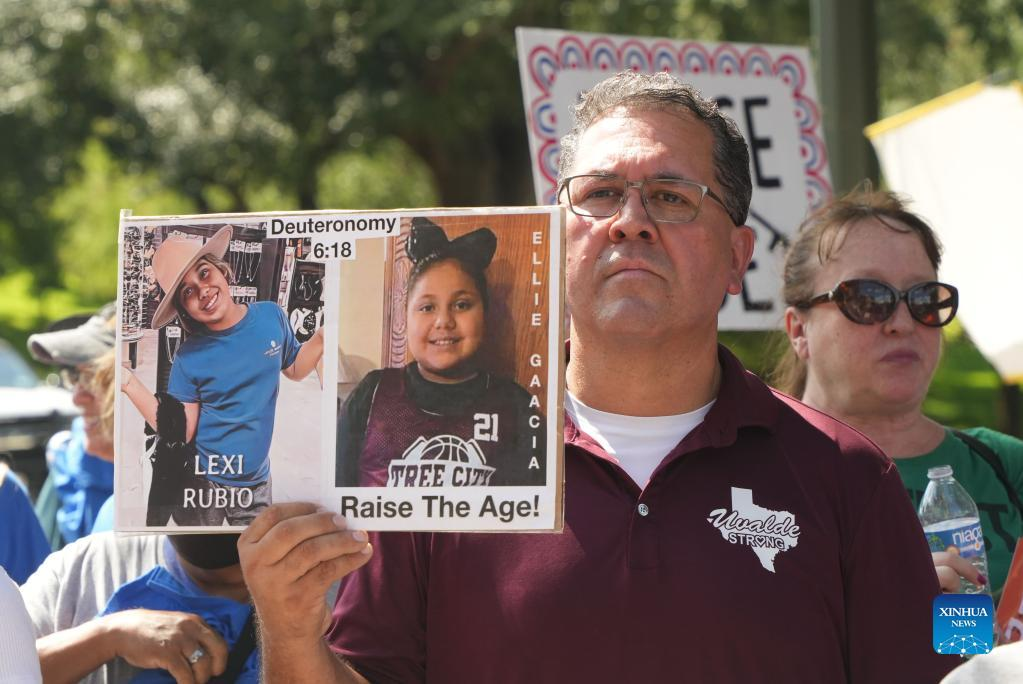 Uvalde parents, hundreds gather to seek age raise for AR-15 sales in U.S. Texas