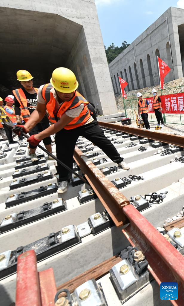 Track-laying completed on China's first sea-crossing high-speed railway