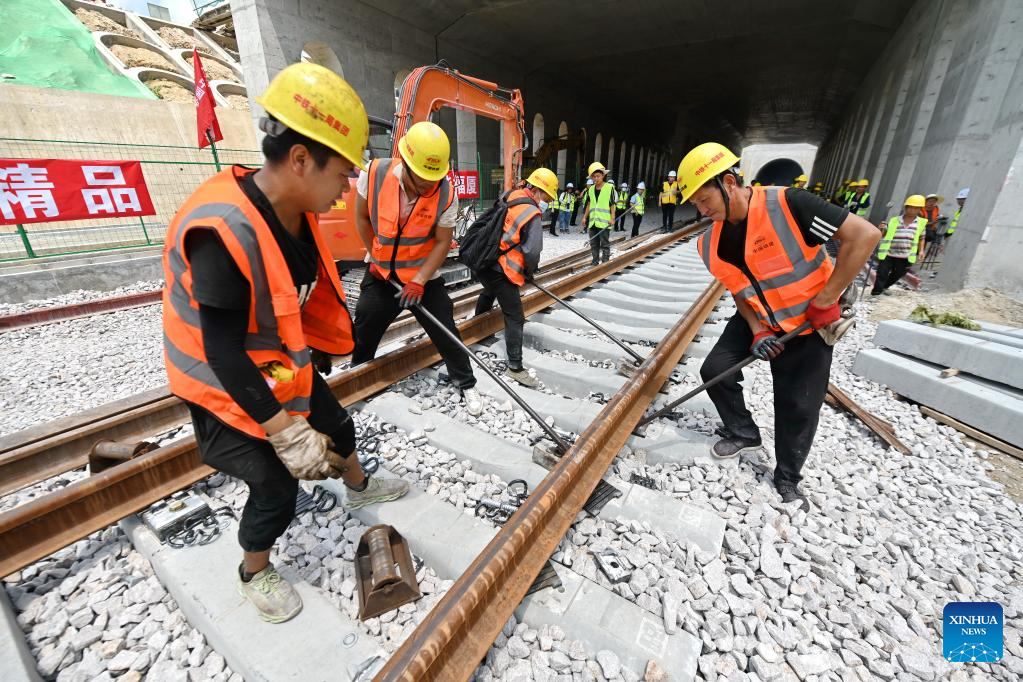 Track-laying completed on China's first sea-crossing high-speed railway