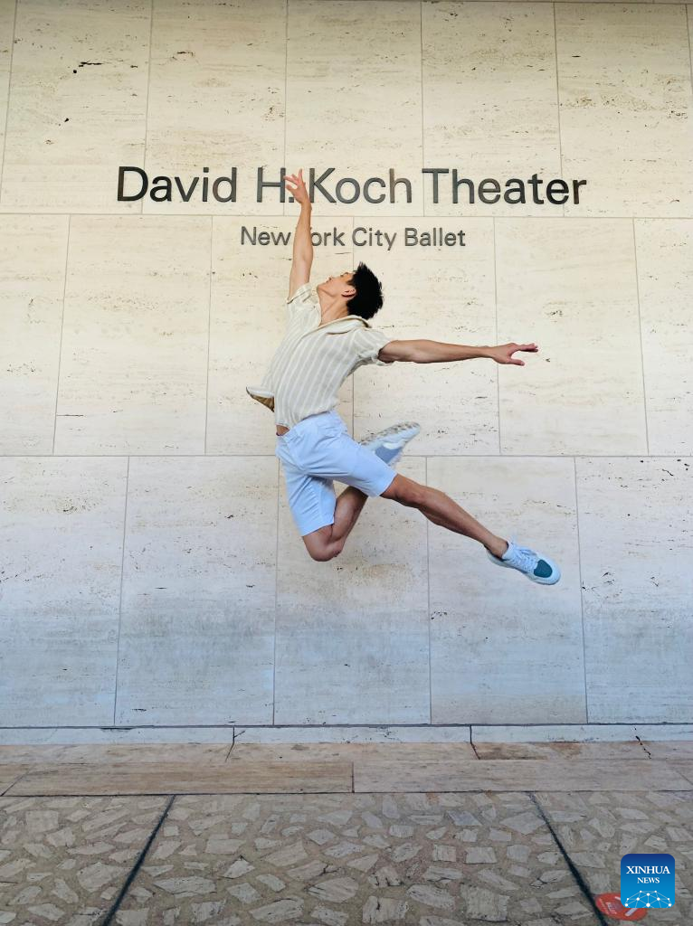 Feature: Chinese ballet prince shines on top western stage
