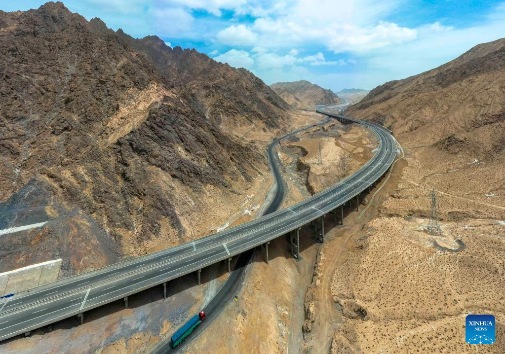 Wondrous Xinjiang: Xinjiang's new expressway to boost high-quality economic development