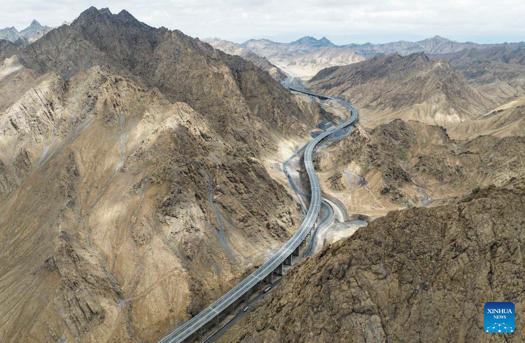 Wondrous Xinjiang: Xinjiang's new expressway to boost high-quality economic development