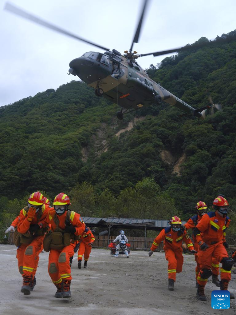 Rescue underway in quake-hit Sichuan