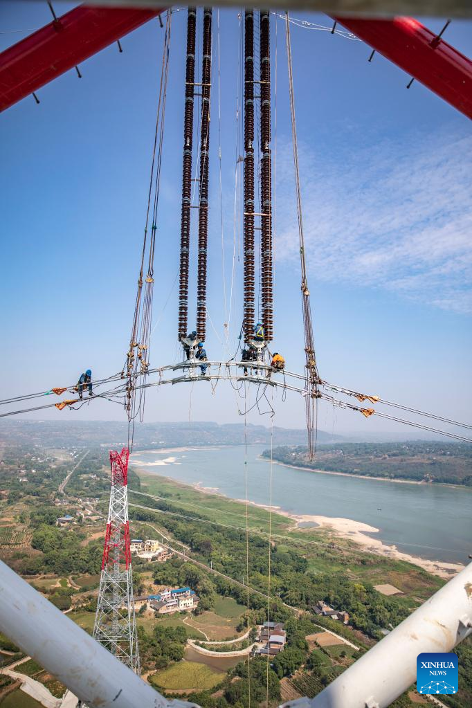 Cross-Yangtze River wiring operation for Baihetan-Zhejiang transmission line project concludes