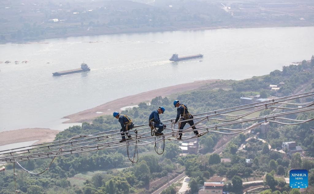 Cross-Yangtze River wiring operation for Baihetan-Zhejiang transmission line project concludes