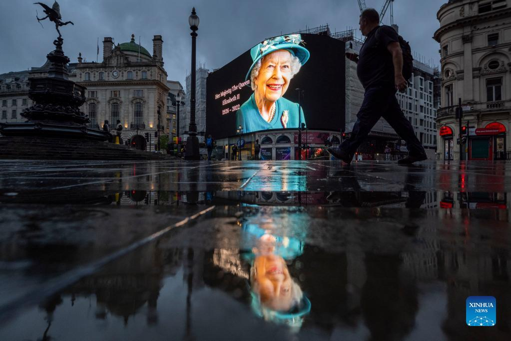 People around world pay tribute to Britain's Queen Elizabeth II