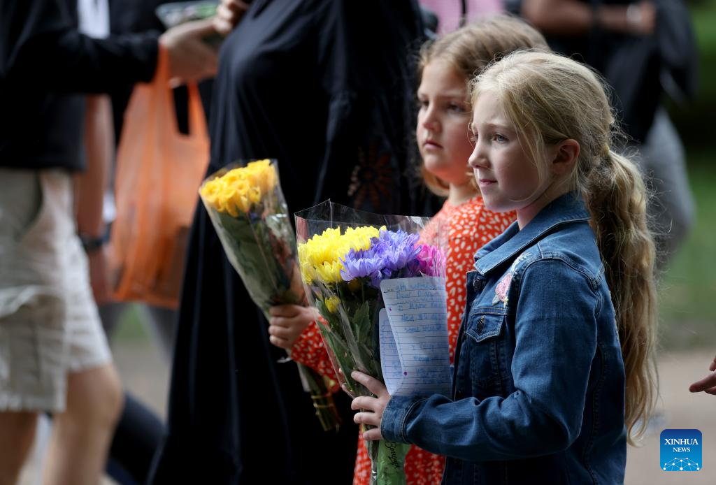 People mourn Britain's late Queen Elizabeth II in London