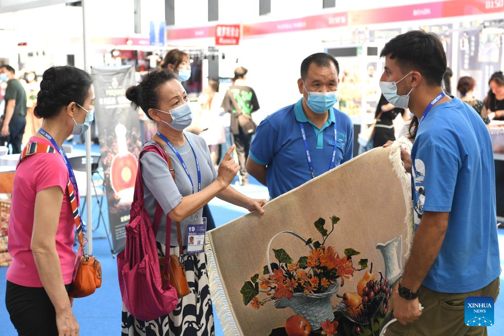 Featured commodities from ASEAN countries attract visitors at China-ASEAN Expo