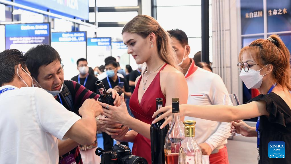 Featured commodities from ASEAN countries attract visitors at China-ASEAN Expo