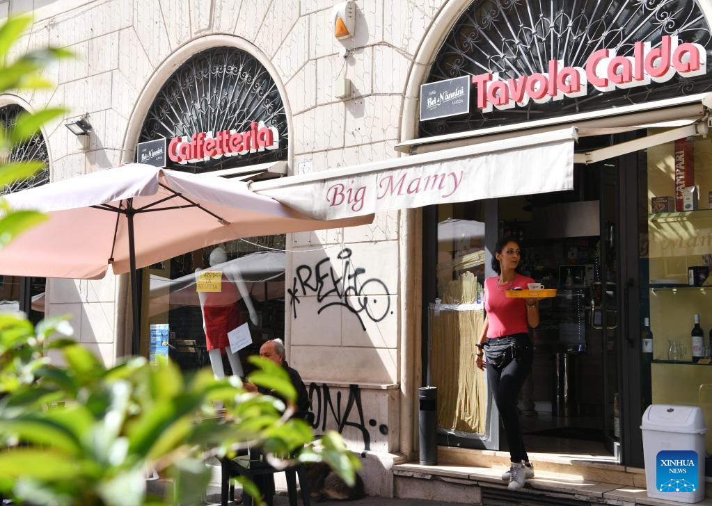 Pic story: restaurant owner in Rome complains about energy price rise
