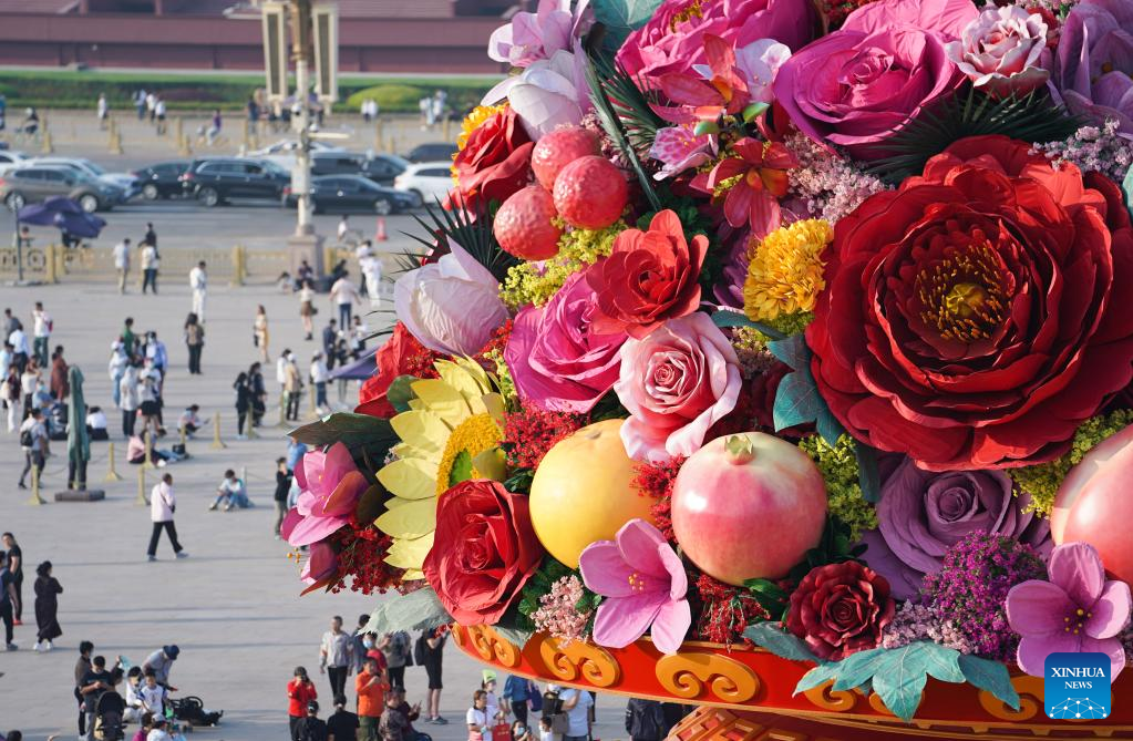 Huge flower basket decorates Tian'anmen Square ahead of National Day holiday