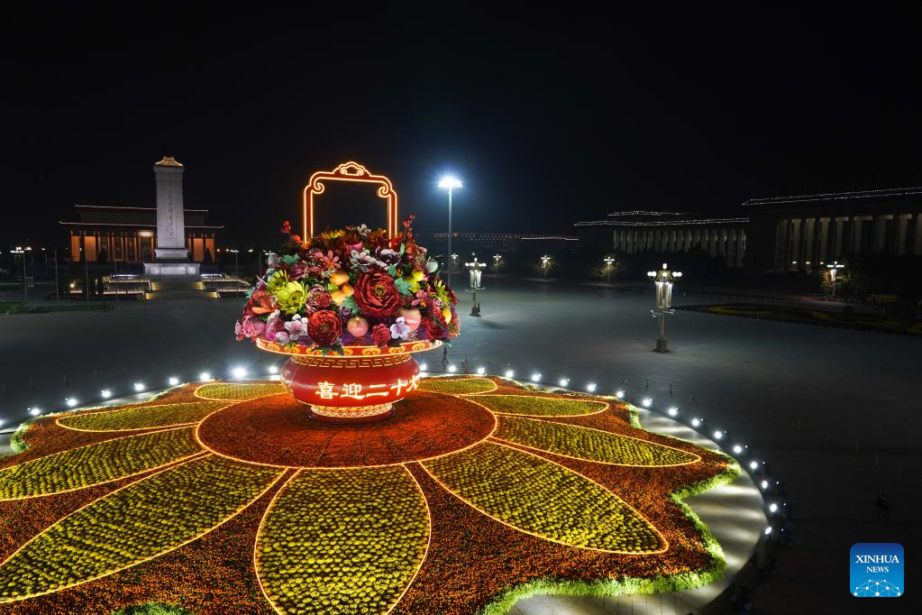Huge flower basket decorates Tian'anmen Square ahead of National Day holiday