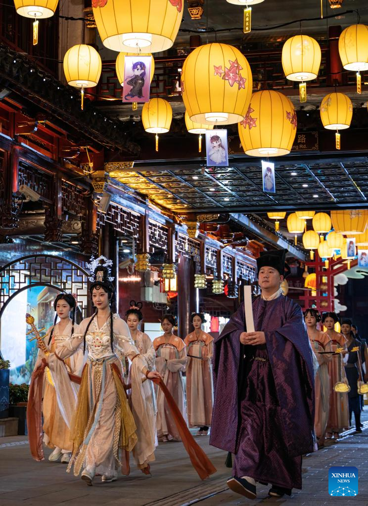 People enjoy traditional performance at Yuyuan Garden shopping mall in Shanghai