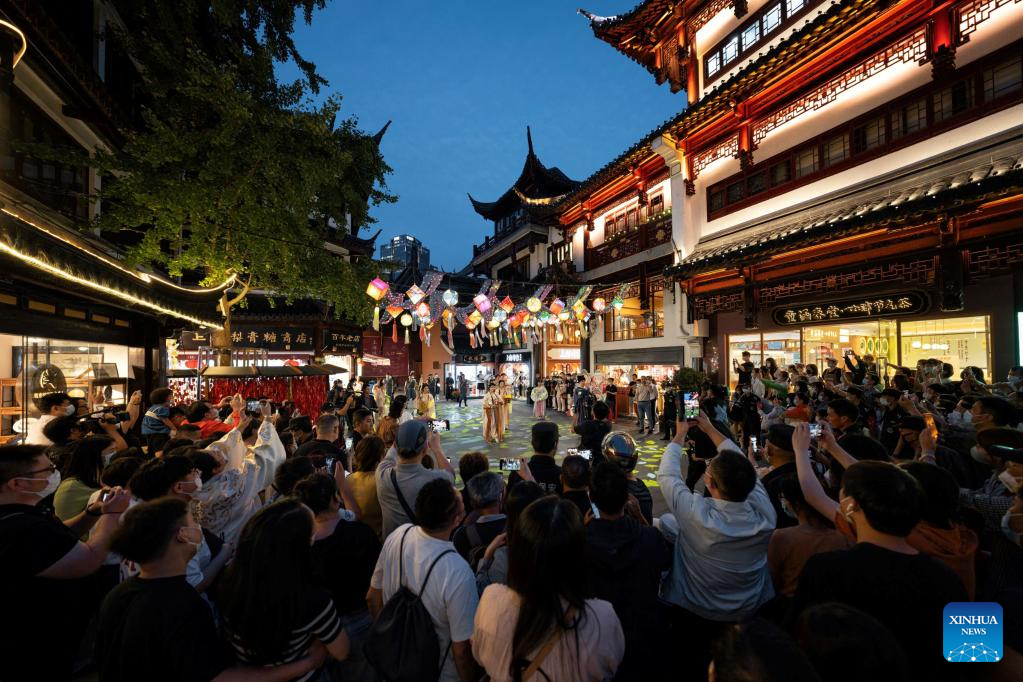 People enjoy traditional performance at Yuyuan Garden shopping mall in Shanghai