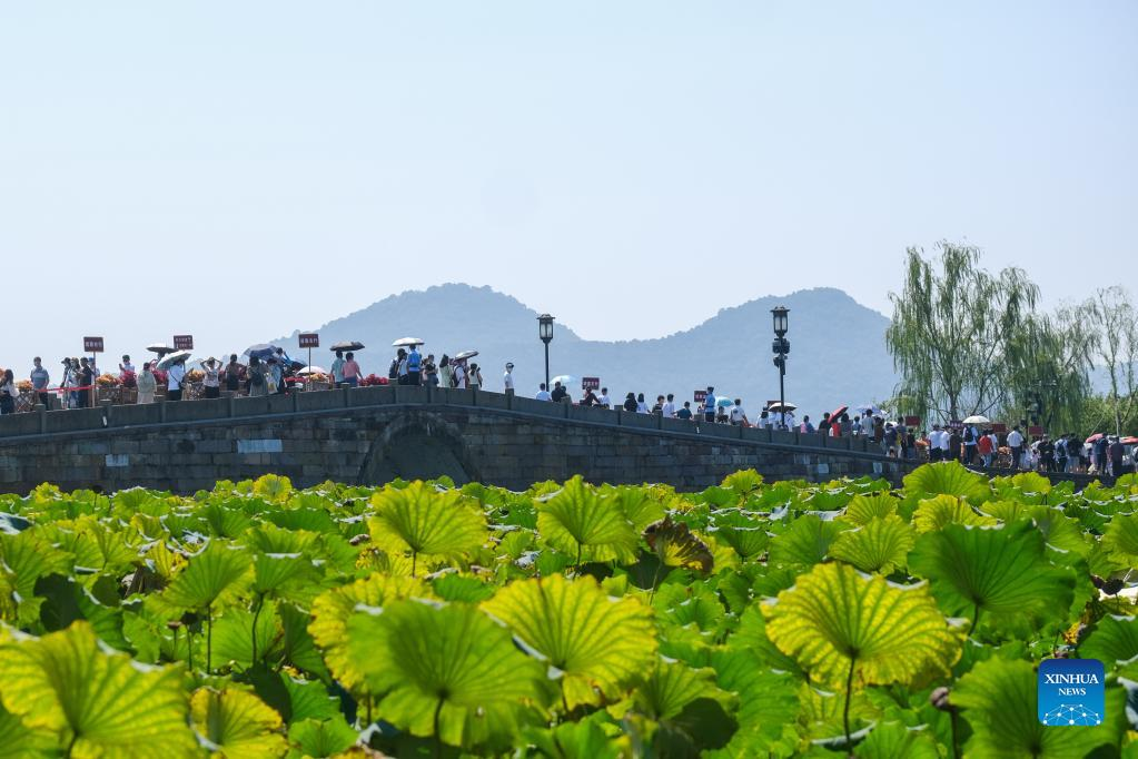 People enjoy National Day holiday in China