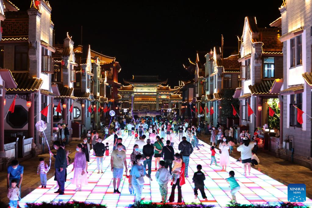 Nightlife activities enrich people's leisure time during National Day holiday