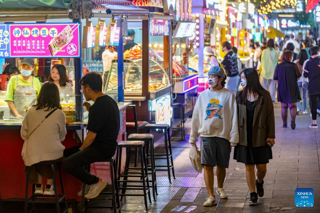 Nightlife activities enrich people's leisure time during National Day holiday