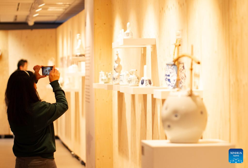 Pottery exhibition held at China Cultural Center in the Netherlands