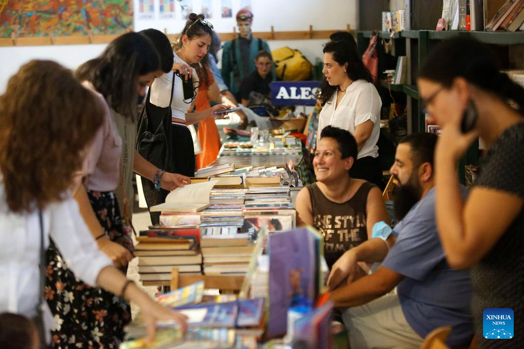 Feature: Passionate readers scout for affordable deals at Beirut book fair