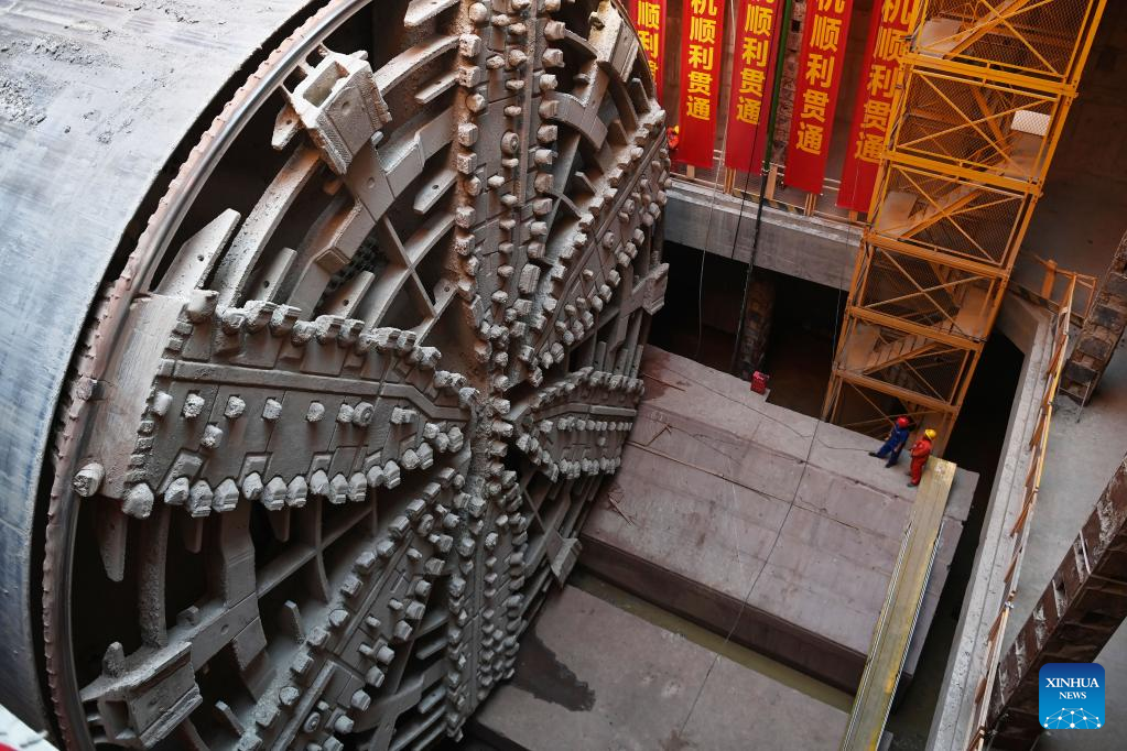 Qinwang tunnel successfully drilled through in E China