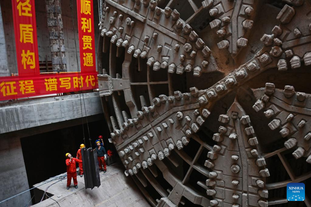 Qinwang tunnel successfully drilled through in E China