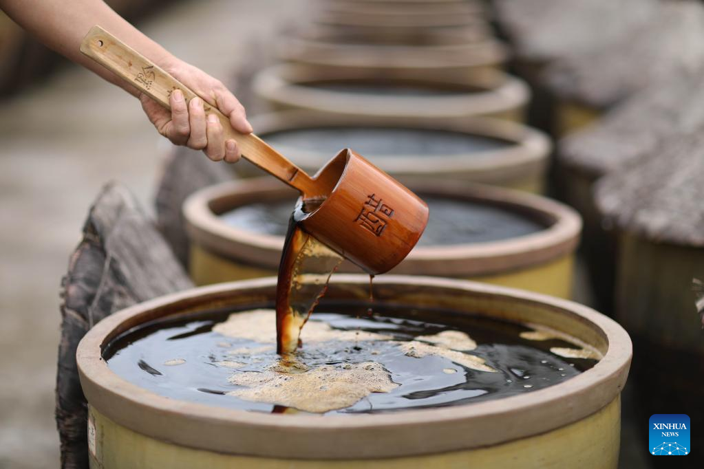 Chishui sun vinegar gains new life with traditional making process in SW China