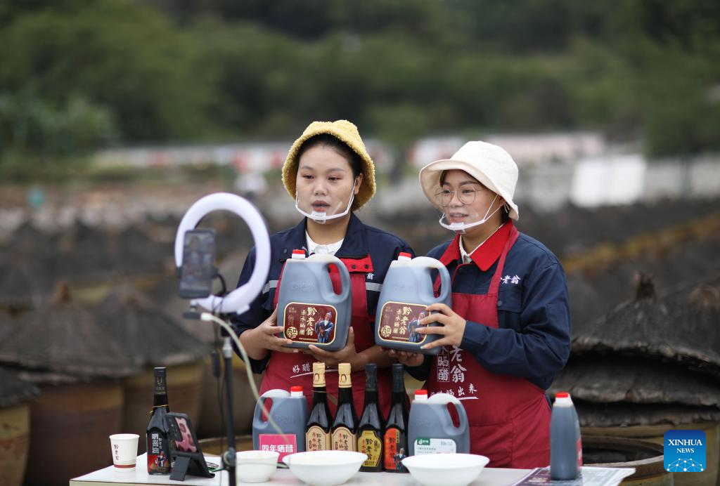 Chishui sun vinegar gains new life with traditional making process in SW China