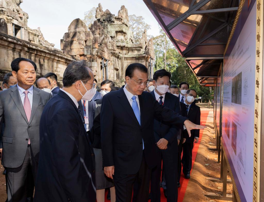 Chinese premier visits exhibition on China-Cambodia cultural heritage exchange, attends handover ceremony of cultural project