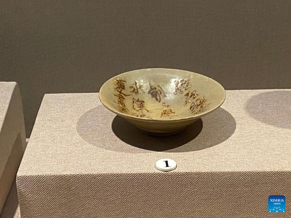 Tang Dynasty bowl with newly found poem on display in Hunan