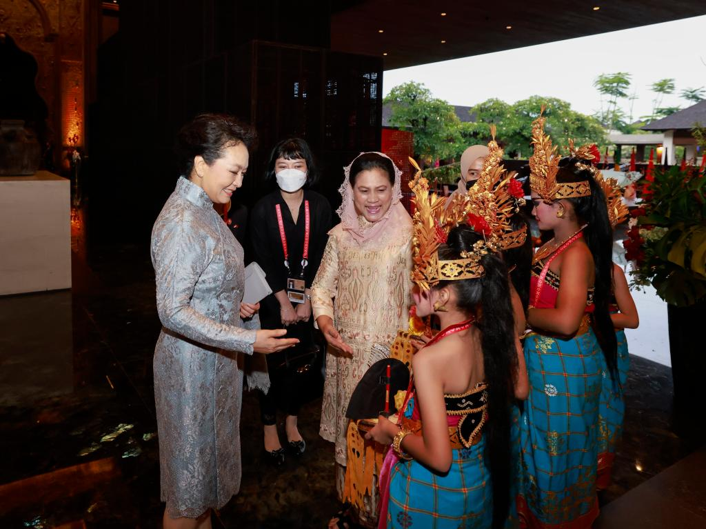 Peng Liyuan meets with Indonesian first lady